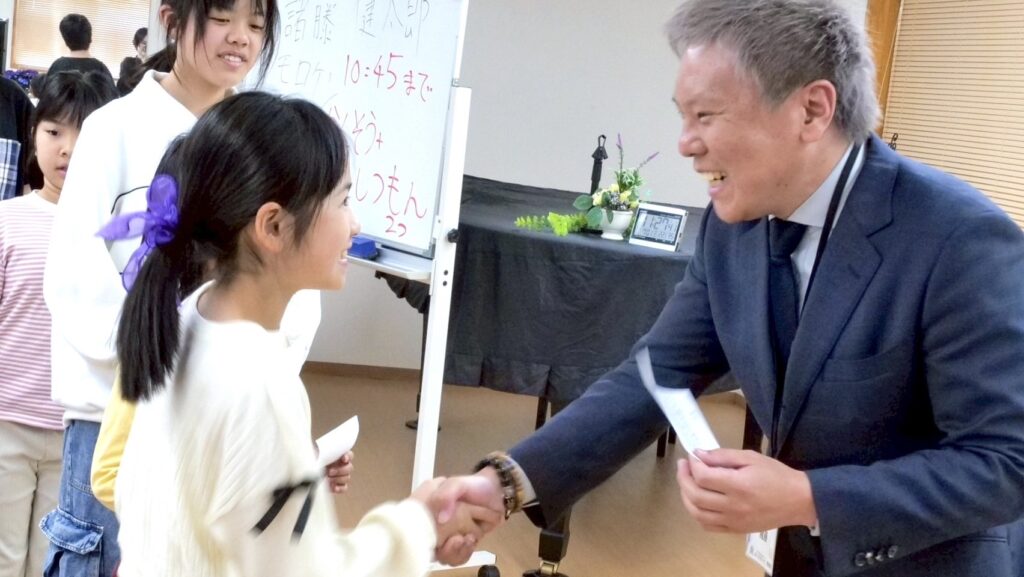 株式会社ミセカタ　諸藤健太郎　職業講話　講話　子ども　ユーチューバー　ユーチューブ　握手
