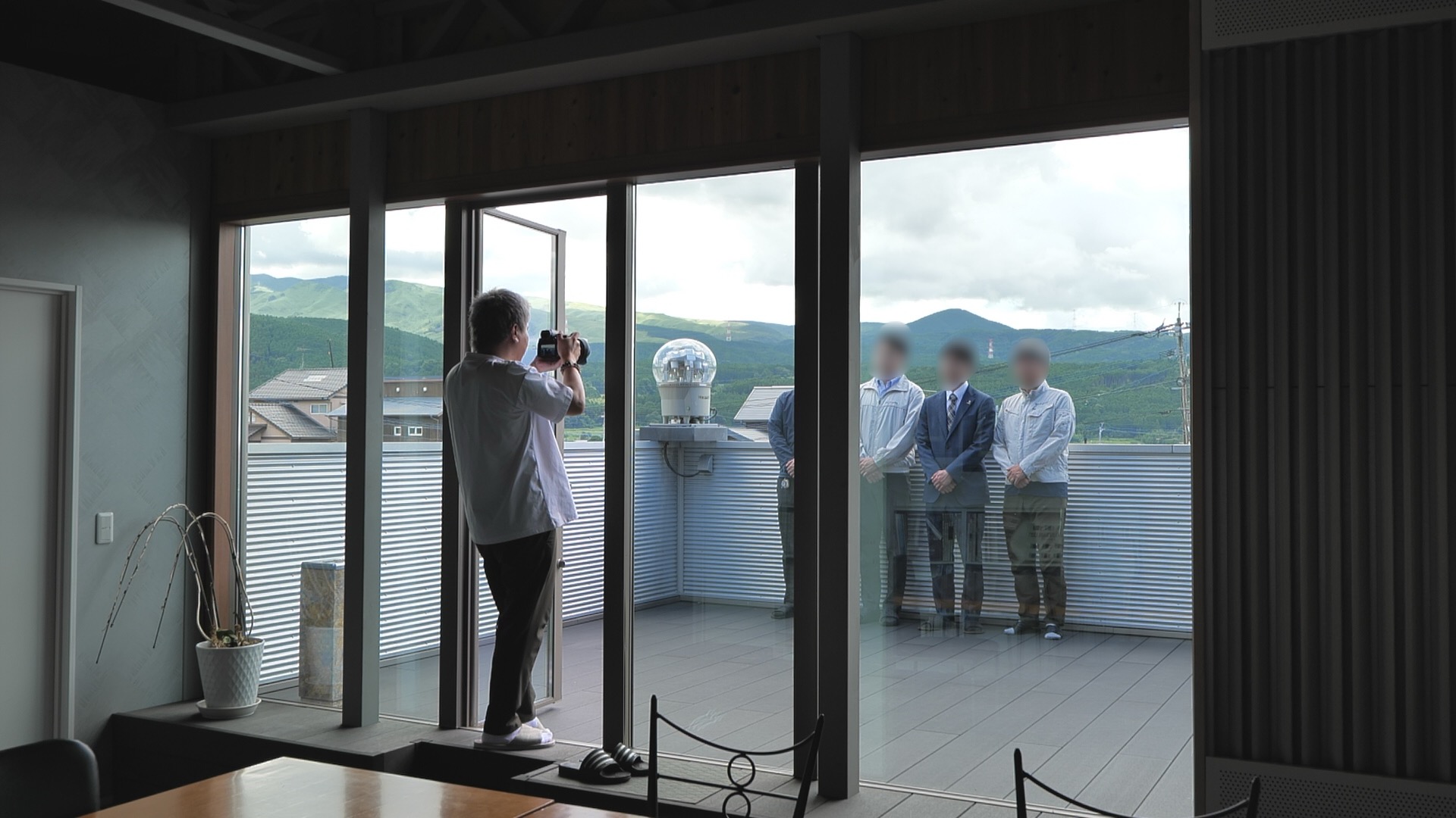 SNSのノウハウを活かし、少数精鋭で効率的に撮影・編集を行うため、高品質ながら低価格を実現