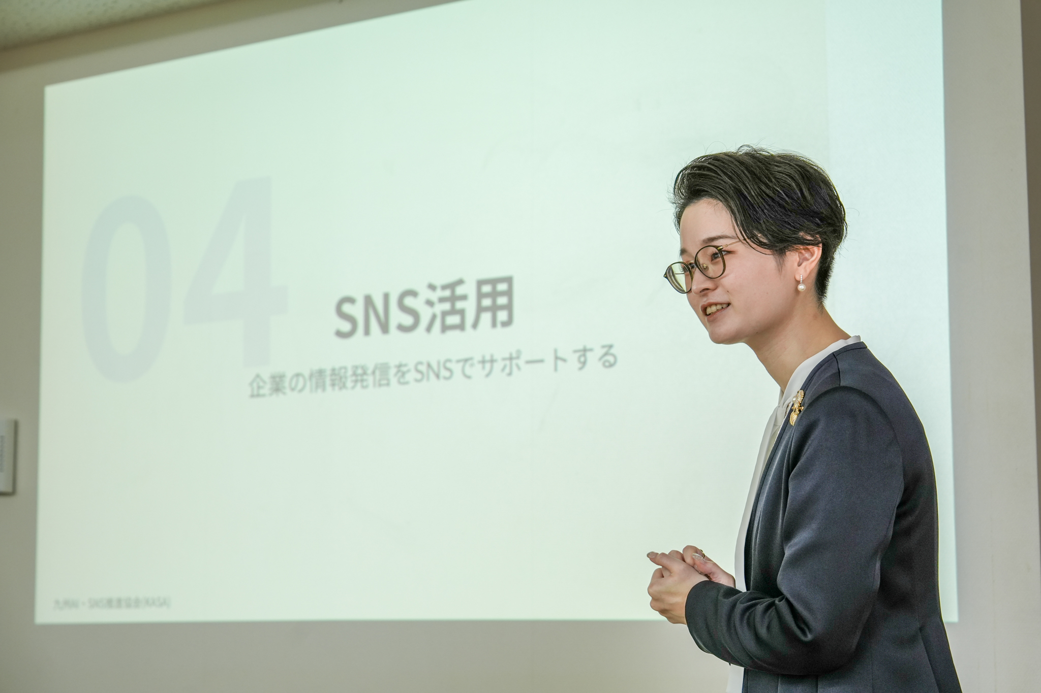 SNSについて解説する諸藤圭代 代表理事