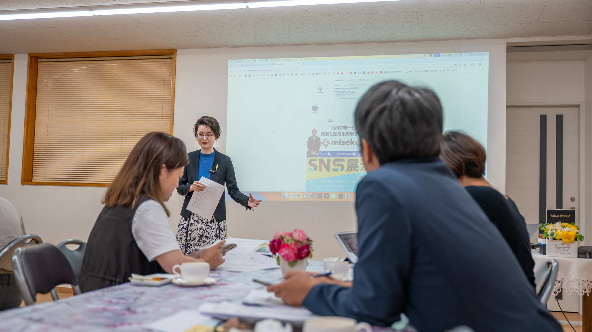 SNS展示会で説明する諸藤社長