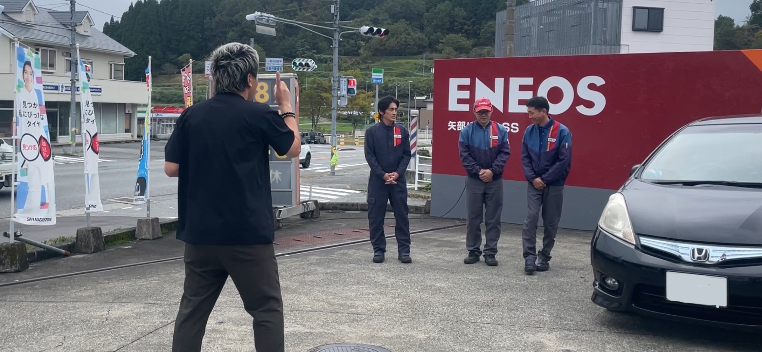 ガソリンスタンドにて動画撮影している様子