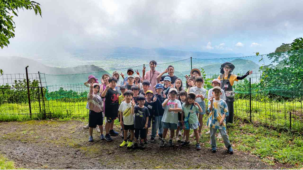 ヤマガラビレッジでのキャンプで子どもたちを引率する諸藤社長（一番右）