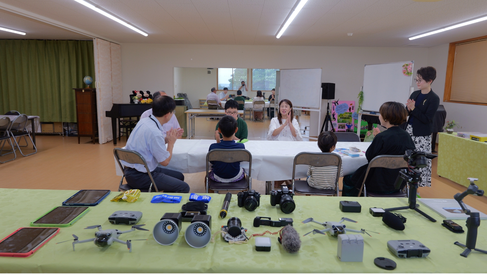 プロが使う撮影機材を子どもたちが体験している様子