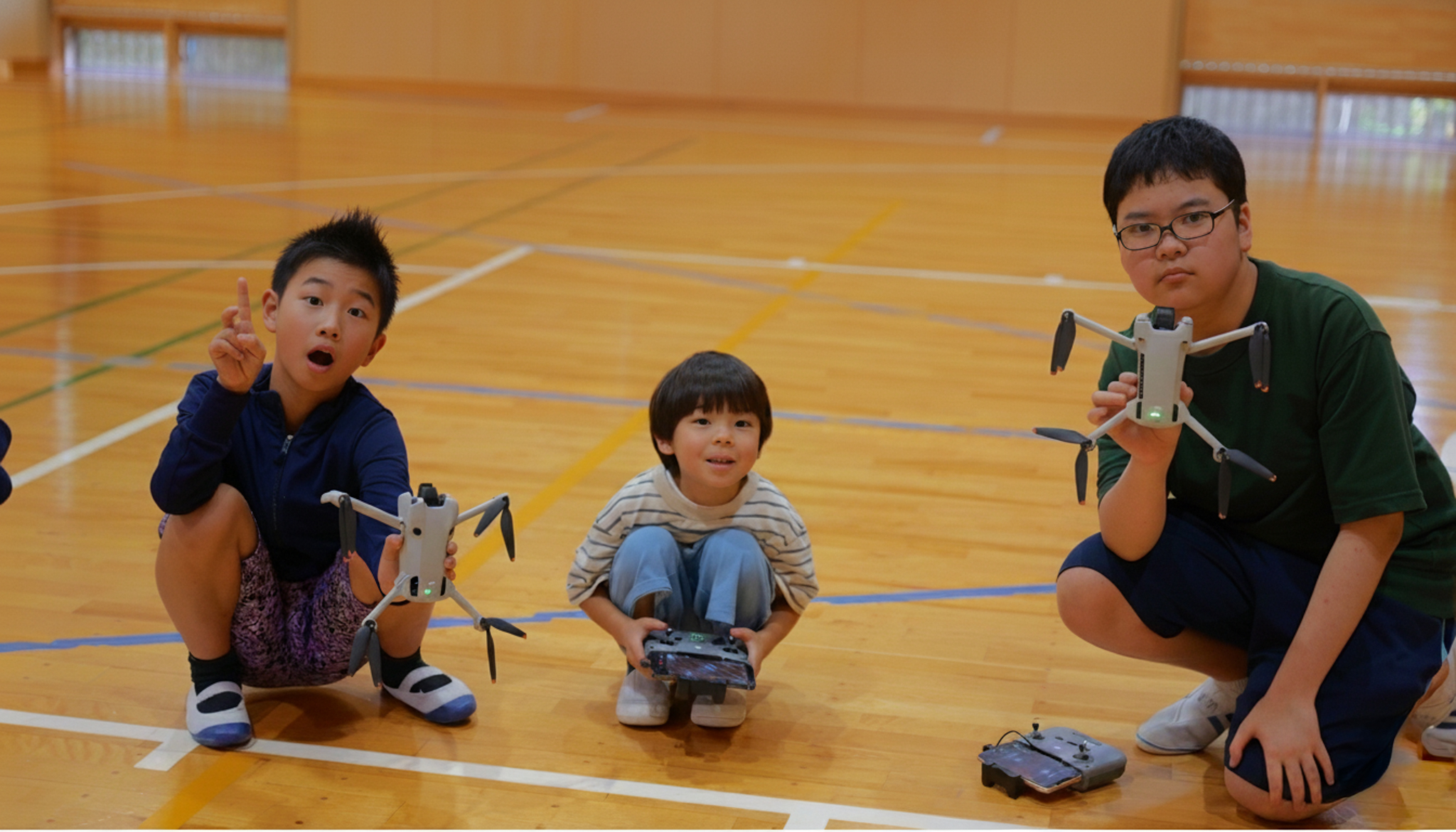 子どもたちがドローンを使った撮影体験をしている様子