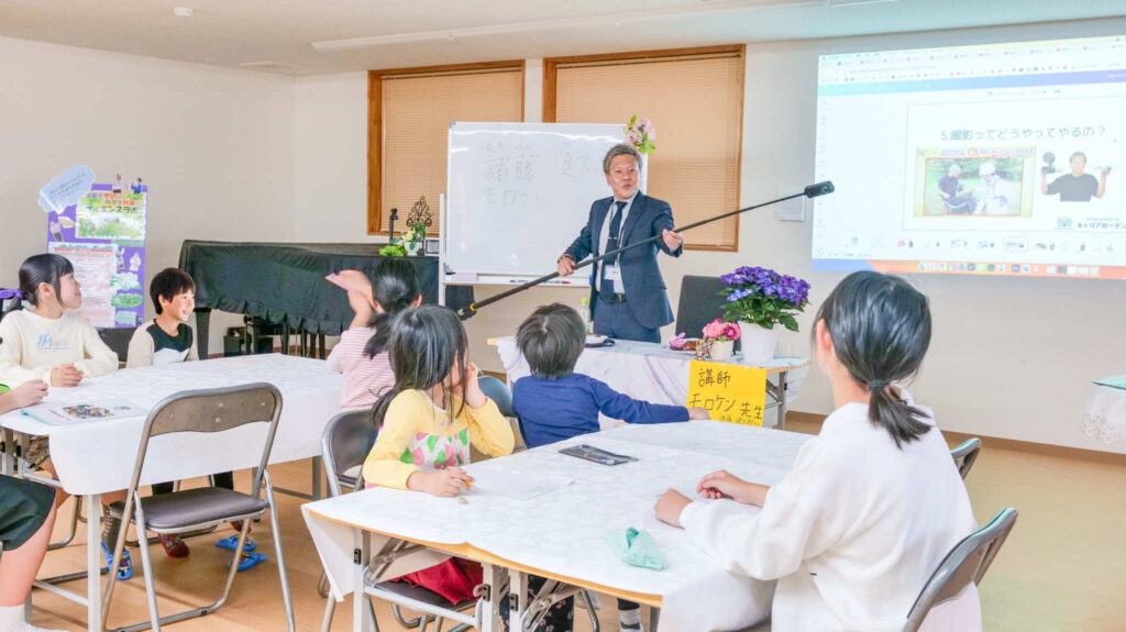 諸藤専務がキャリアガーデンで子どもたちの前で講座をしている様子