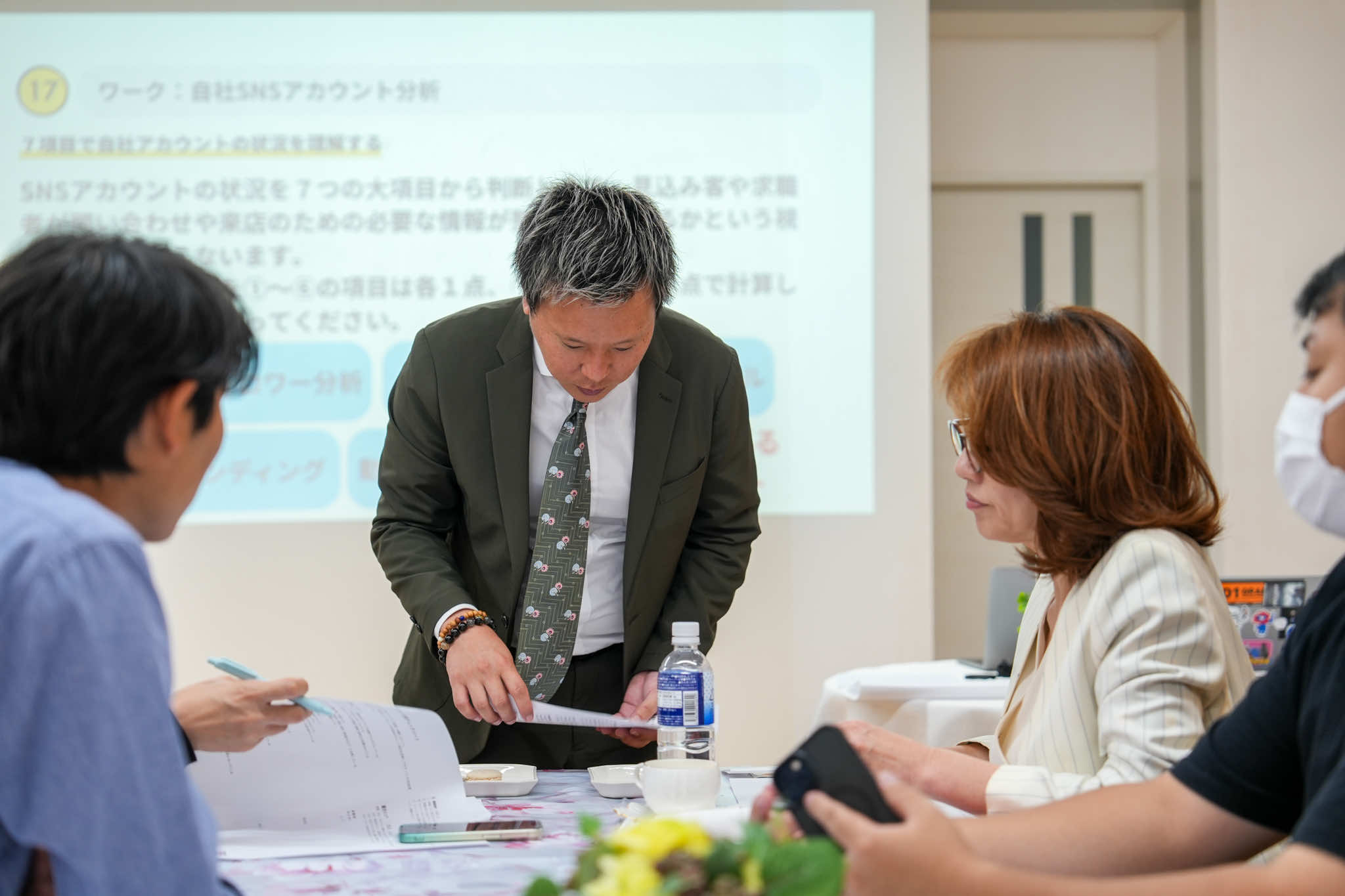 諸藤専務がスコア診断を説明する様子