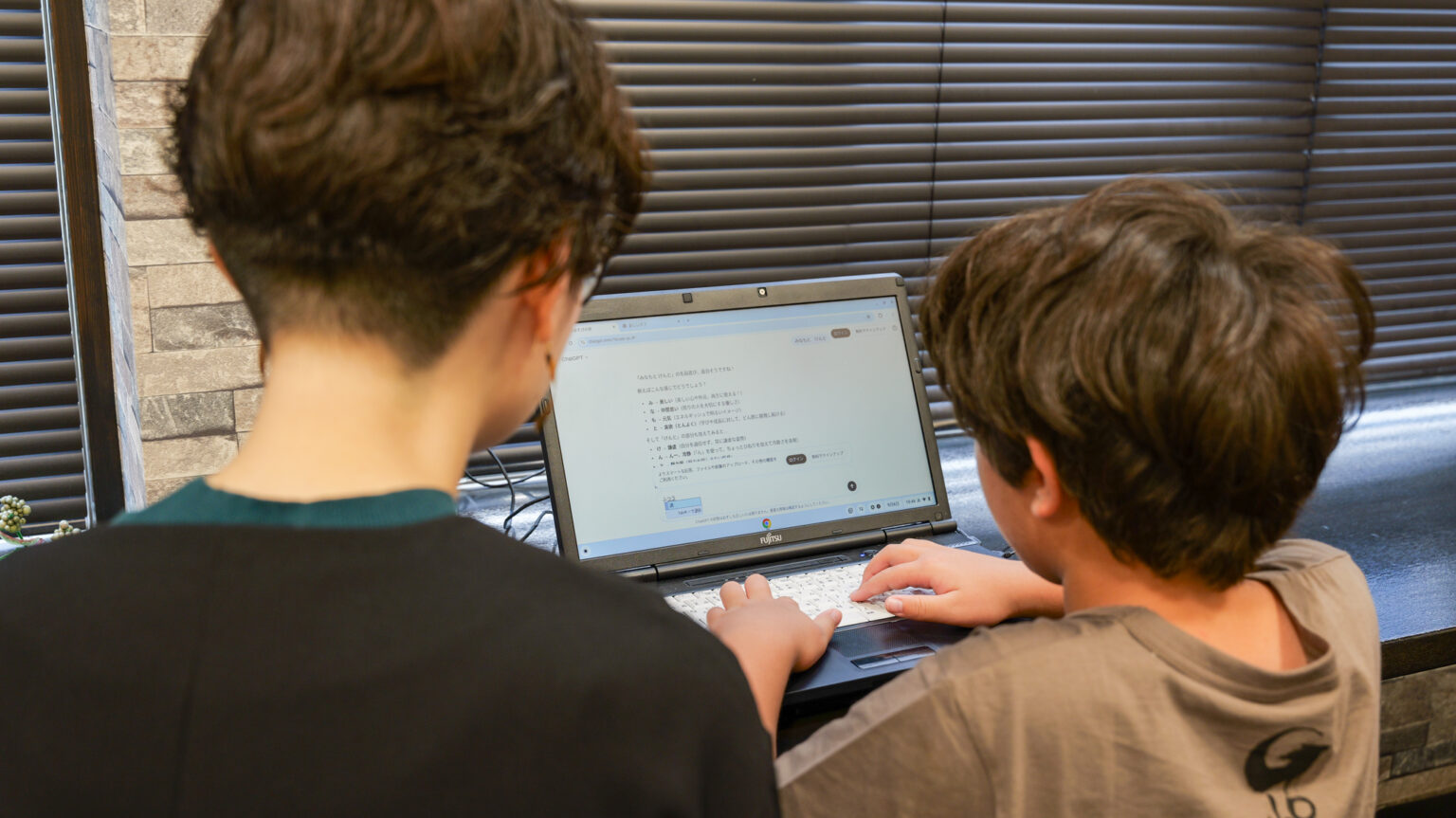 諸藤社長が子どもにChatGPTの使い方をレクチャーしている様子