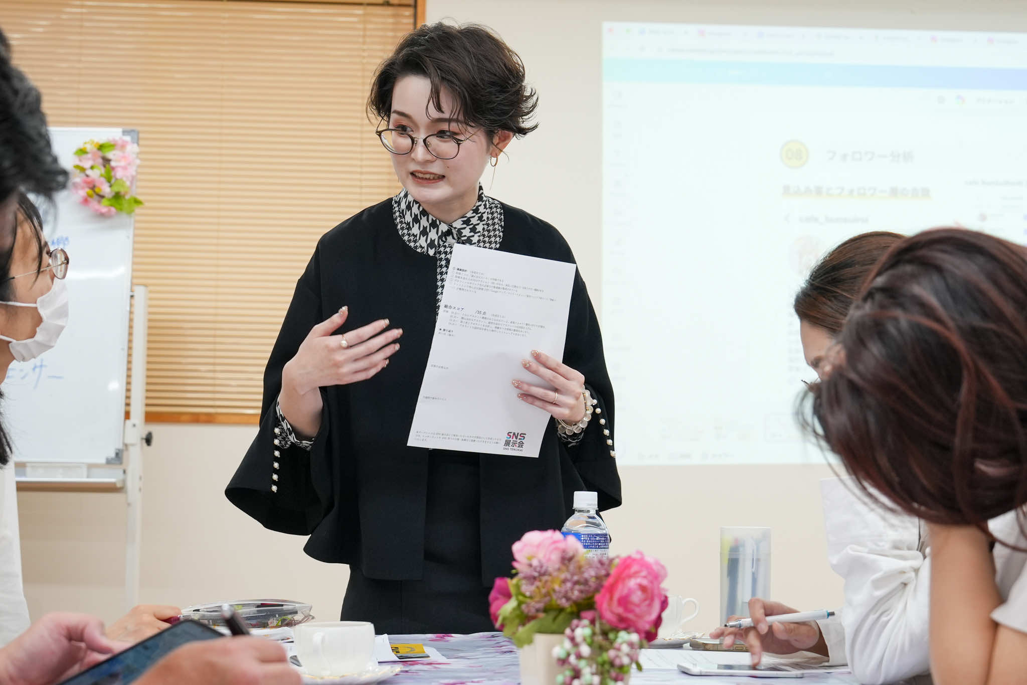 諸藤社長が登壇して説明する様子