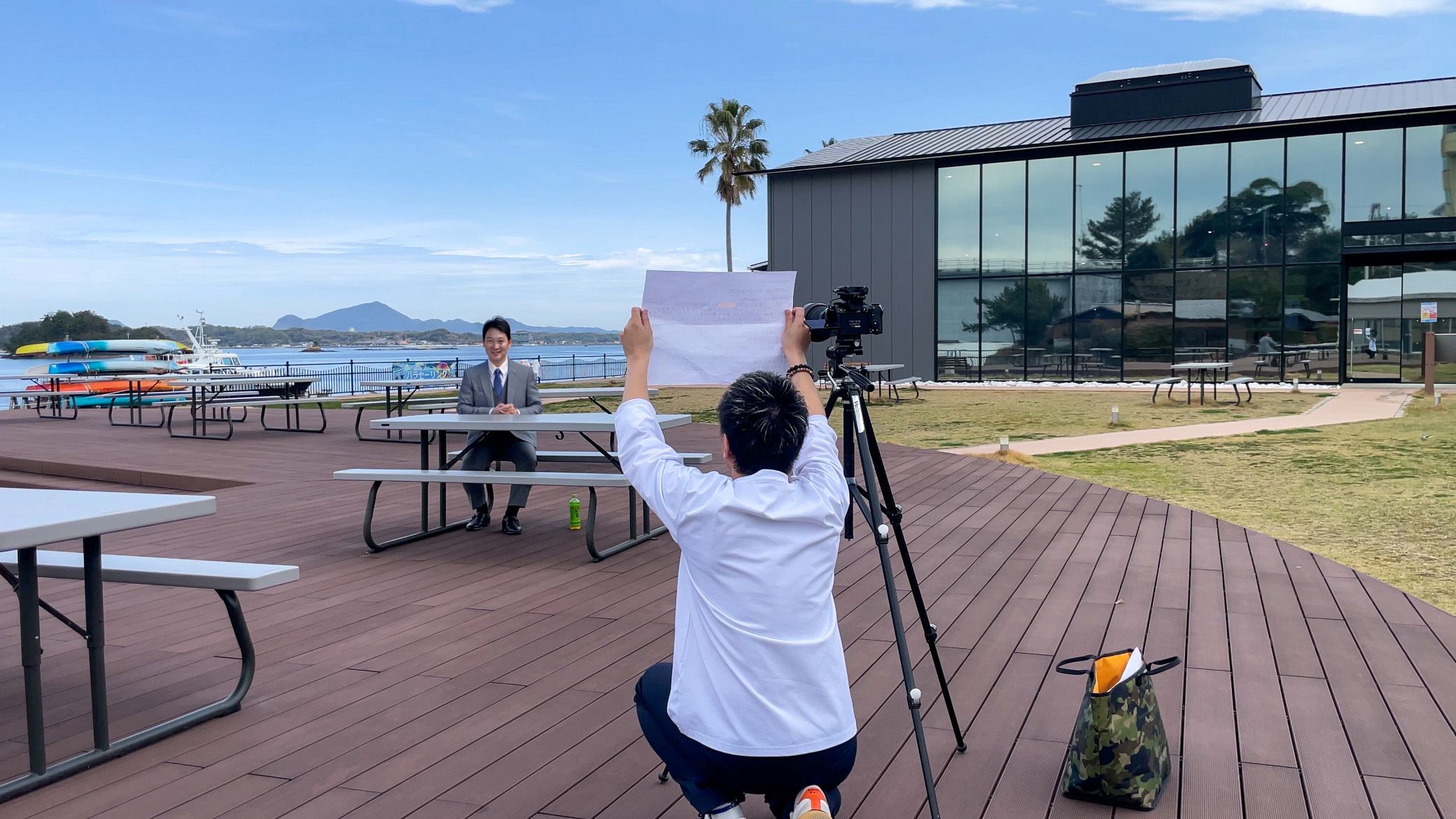 議員が活動地域で撮影する様子