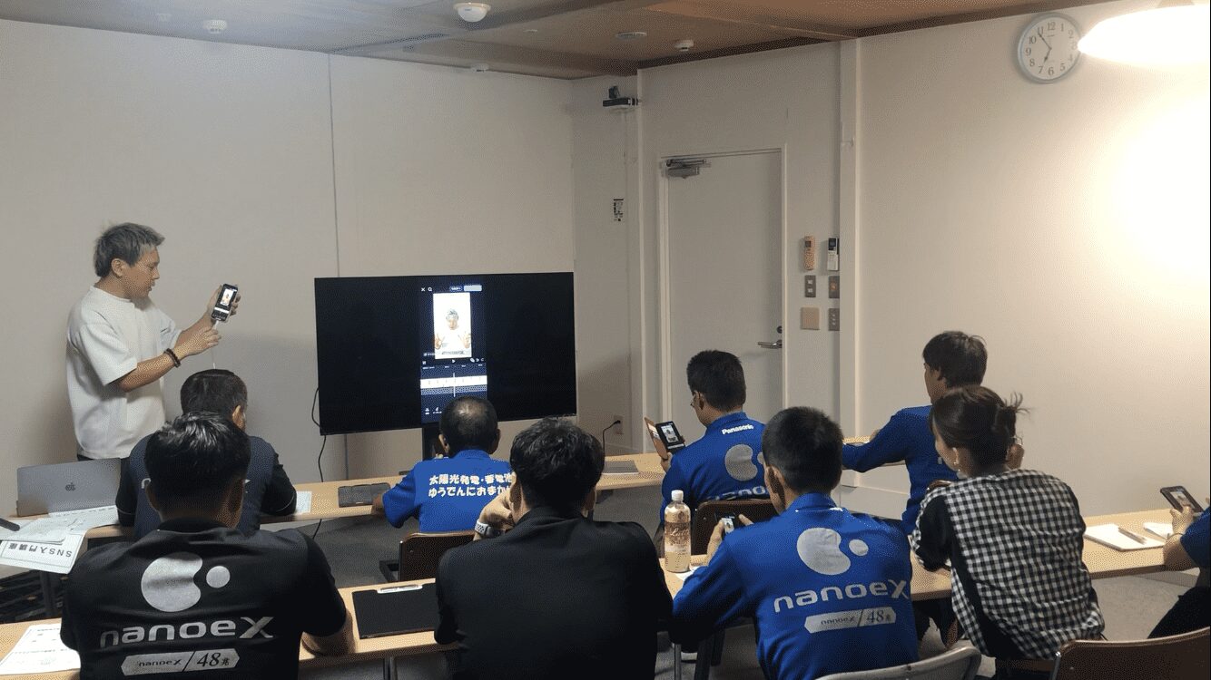 加盟店にて動画編集レクチャー中の諸藤専務