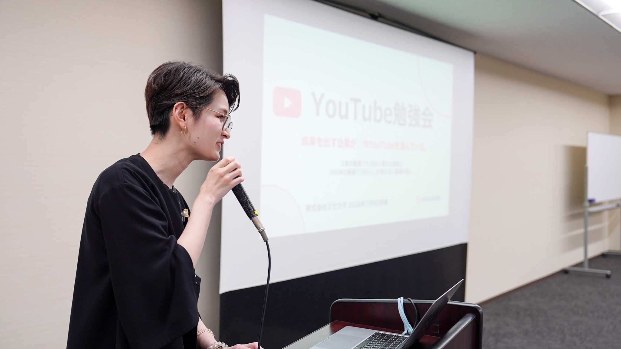 YouTube勉強会の冒頭で挨拶する株式会社ミセカタ代表の諸藤圭代
