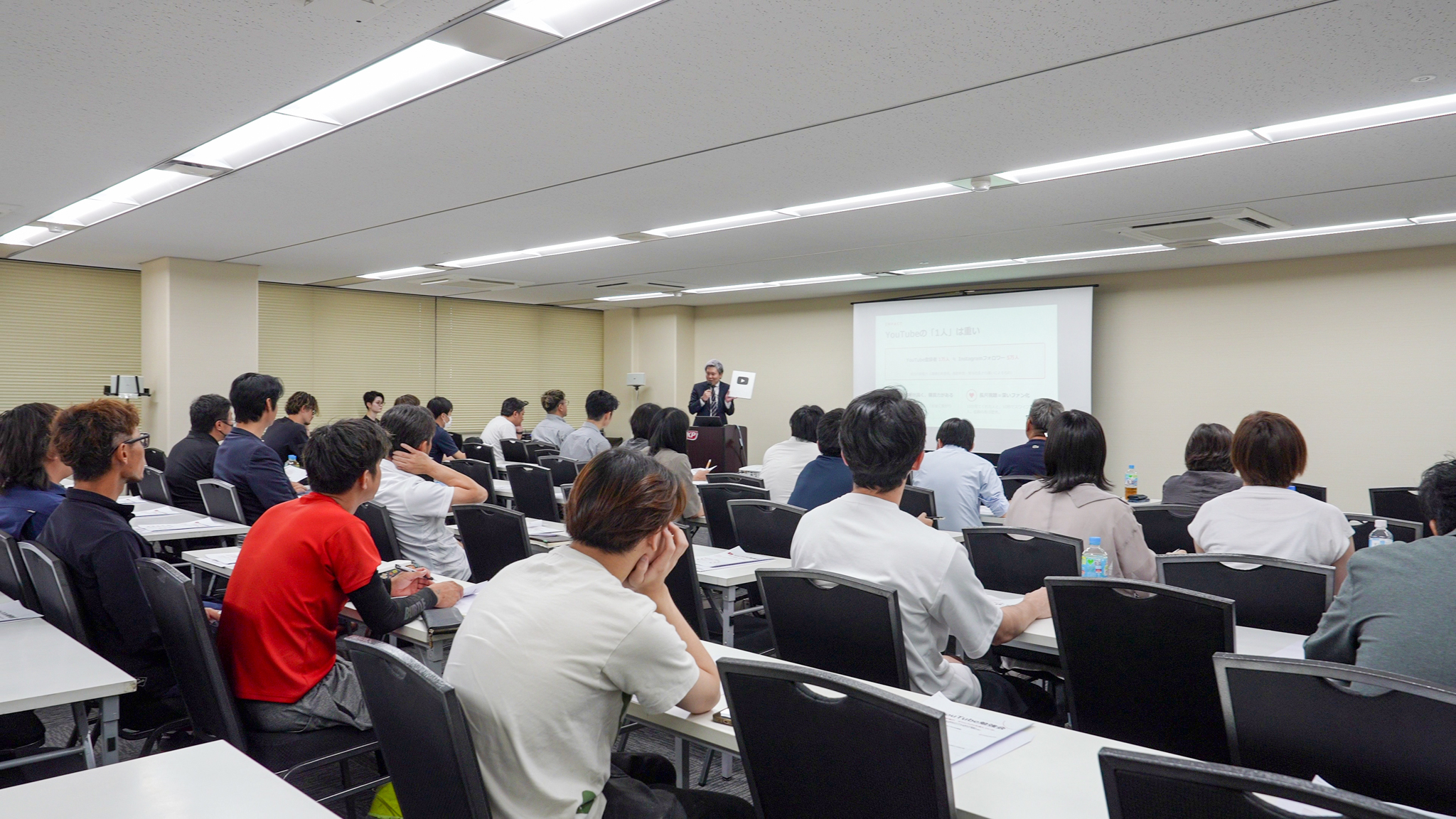 YouTube登録者10万人の銀の盾を紹介する株式会社ミセカタ専務の諸藤健太郎