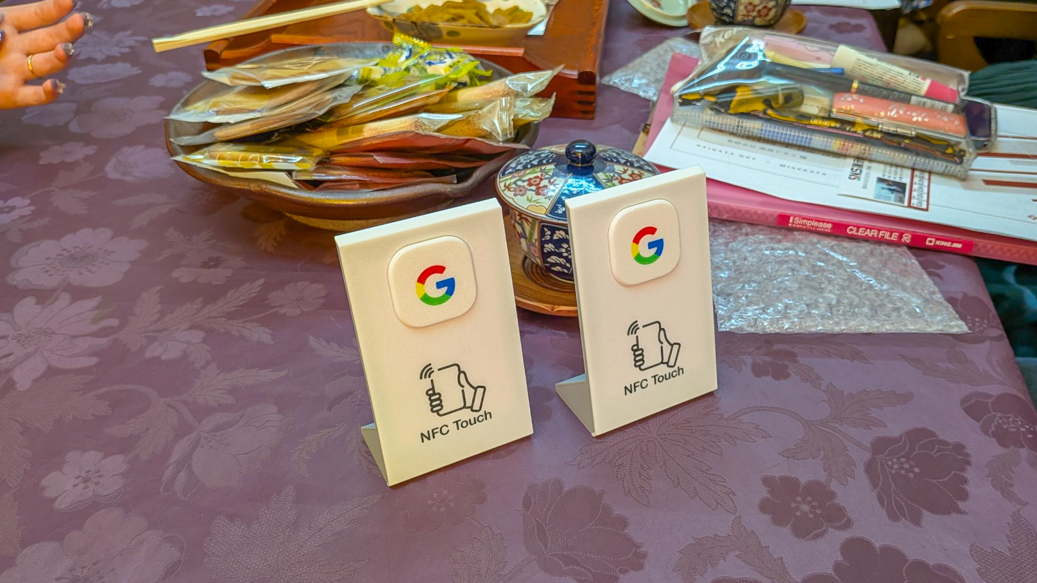 スマートフォンを近づけるとGoogleマップの口コミ投稿画面を開けるNFCタグ