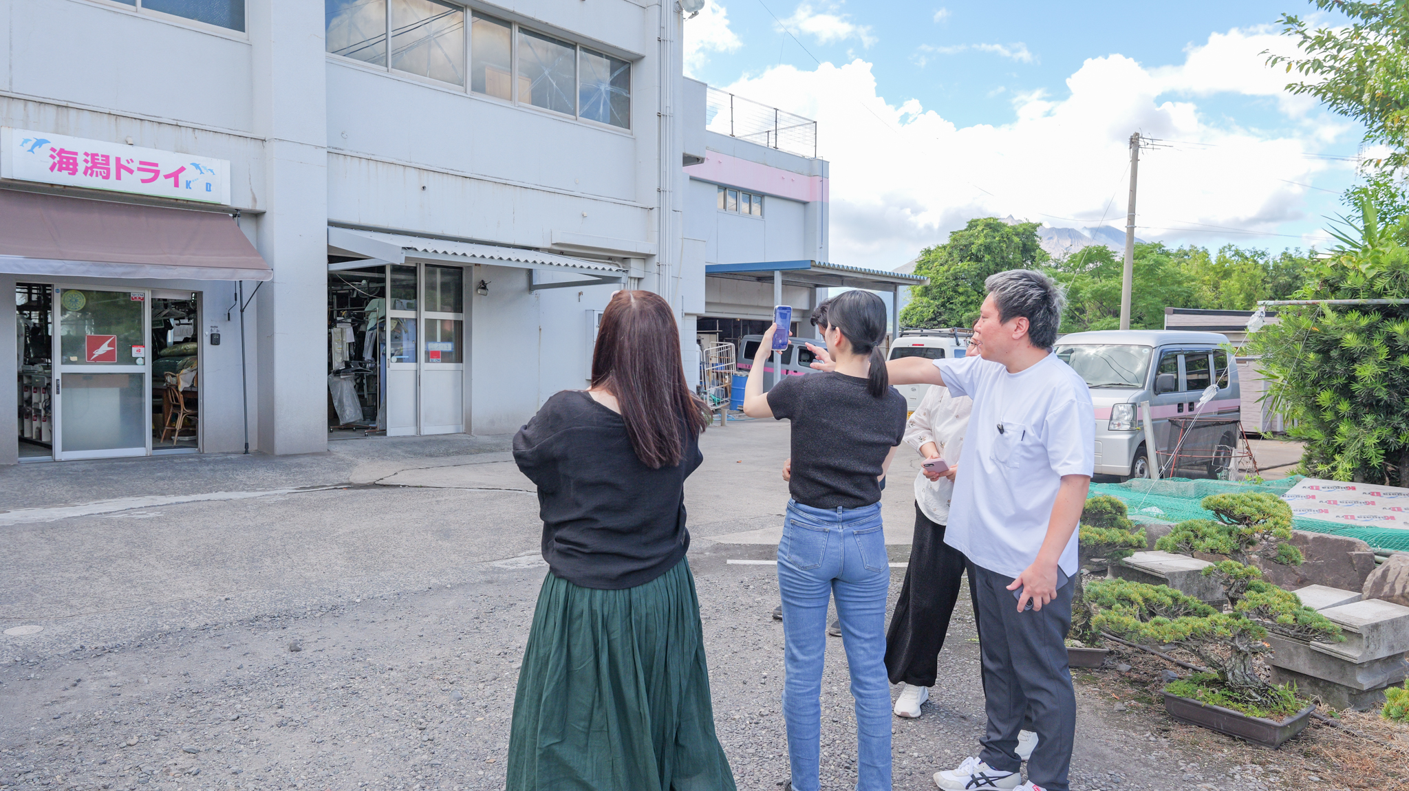 株式会社ミセカタ専務のモロケンが、海潟ドライ様の皆様へ屋外撮影をレクチャーしている様子