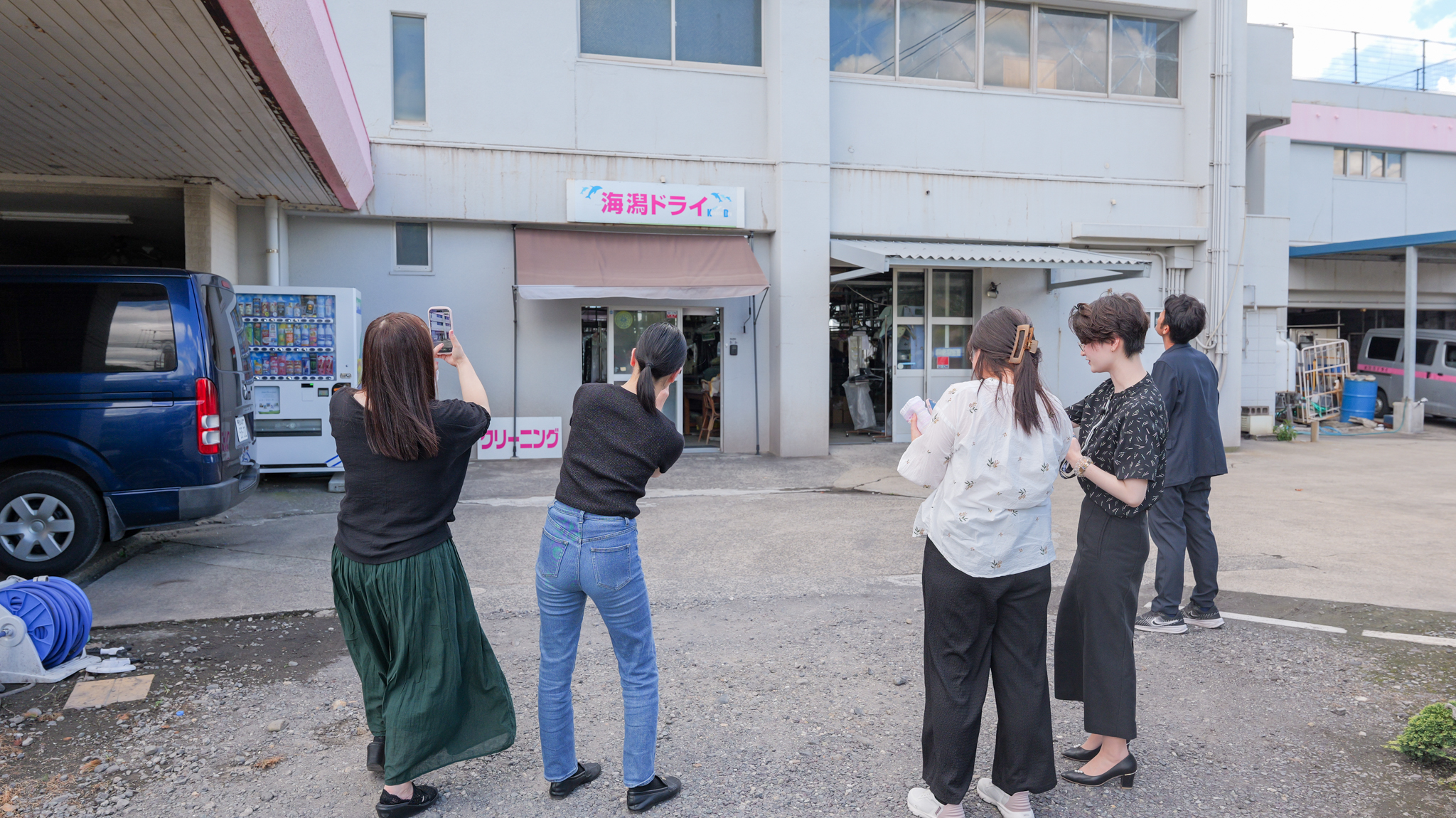 海潟ドライ様本社の建物を題材に、屋外でスマートフォン撮影を練習している様子